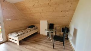 a small bedroom with a bed and a table at Niebo do wynajęcia in Kłodzko