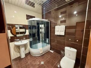 ein Badezimmer mit Dusche, Toilette und Waschbecken in der Unterkunft Christy Hotel in Goris
