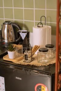 a kitchen counter top with a cutting board on a stove at Chale Selah Gameleiras in Monte das Gameleiras