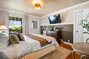 a bedroom with a large bed and a table at Historic Riverview Inn Four in Chattanooga