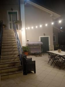 a room with a staircase and a table and chairs at Il Rifugio nelle Stelle in Agerola