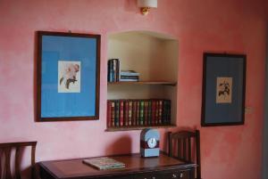 een kamer met een bureau met een boekenplank en een spiegel bij Antica Dimora Firenze in Florence