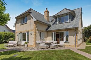 a home with a patio and a house at 5 Bed in Croyde oc-bonac in Croyde