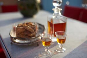 two glasses of whiskey and a bowl of potato chips at Antica Dimora Firenze in Florence