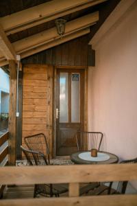 eine Terrasse mit Tisch und Stühlen und einer Tür in der Unterkunft Vila RID in Perućac