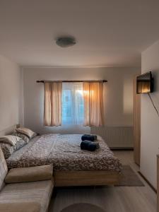 ein Schlafzimmer mit einem Bett, auf dem zwei blaue Kissen liegen in der Unterkunft Vila RID in Perućac