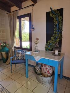 un tavolo blu in una stanza con una finestra di Alba Bed & Breakfast a Melendugno Altre 47 foto