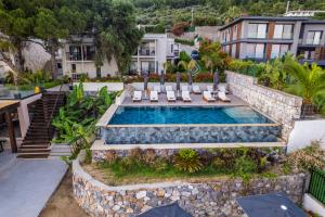 Luftaufnahme eines Resortpools mit Liegestühlen in der Unterkunft İsolina Bodrum in Bodrum City