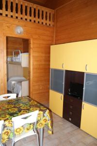 سرير بطابقين أو أسرّة بطابقين في غرفة في Parco Vacanze Camping Sogno