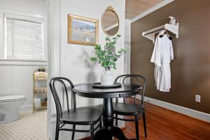 a bathroom with a table with chairs and a mirror at Historic Riverview Inn Five in Chattanooga