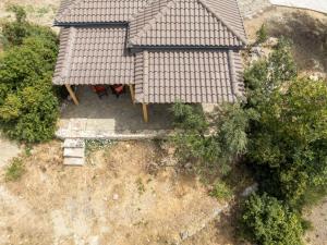 an overhead view of a house with a roof at Villa Koukounari at Chionata in Atsoupádhes