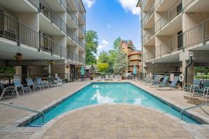 a swimming pool in the courtyard of a hotel at Oak Square Rentals in Gatlinburg