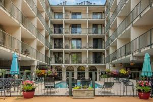 an apartment building with tables and chairs and umbrellas at Oak Square Rentals in Gatlinburg