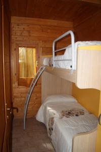 Piccola camera con letto a castello in una cabina di Parco Vacanze Camping Sogno a Marina di Massa