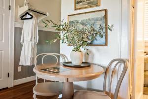 a small table with a vase on it in a room at Historic Riverview Inn Six in Chattanooga