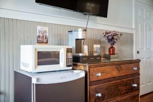 a microwave sitting on top of a counter in a kitchen at Historic Riverview Inn Six in Chattanooga