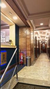 a hallway of a building with a hallwayngth at Hotel Villa Rica in Rio de Janeiro