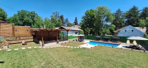 an aerial view of a backyard with a swimming pool at Apartmani Maslačak in Vrdnik