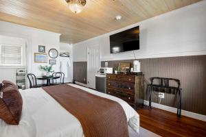a bedroom with a bed and a television on the wall at Historic Riverview Inn Seven in Chattanooga