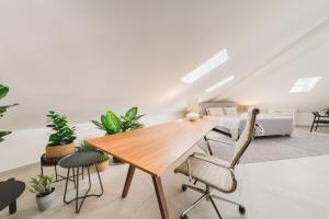 a room with a table and chairs and a bed at Vila das Acácias - Boutique Villa in Wine Country in Alenquer
