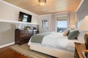 a bedroom with a large bed and a window at Historic Riverview Inn Eight in Chattanooga