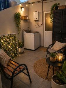a patio with a bench and a table and a kitchen at Yui Loft cómodo para pareja o estancia tranquila in Pachuca de Soto