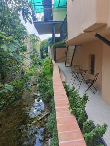 a walkway next to a building with a stream at La terrazza sul fiume in Spoleto