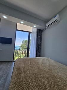 a bedroom with a bed with a view of the ocean at Welcome3 in Achʼqva