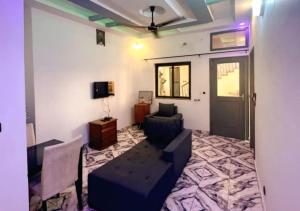 ein Wohnzimmer mit Sofa und Stühlen in einem Zimmer in der Unterkunft Hôtel 550 in Cotonou Cadjehoun + 20 Fotos