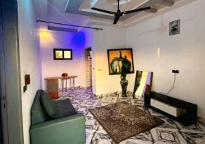 ein Wohnzimmer mit Sofa und Tisch in der Unterkunft Hôtel 550 in Cotonou Cadjehoun