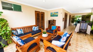 a living room with a couch and chairs at Pousada Recanto do Chef in Búzios