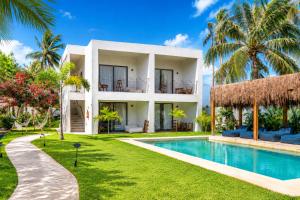 a villa with a swimming pool and a resort at Luau Hotel in Flecheiras