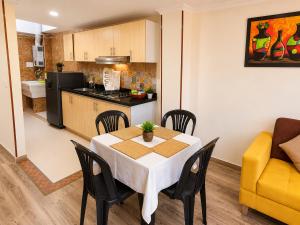 a kitchen and dining room with a table and chairs at Hospedaje Edificio Alejandria in Sogamoso