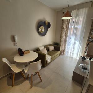 ein Wohnzimmer mit Sofa und Tisch in der Unterkunft Centro casa in Arta