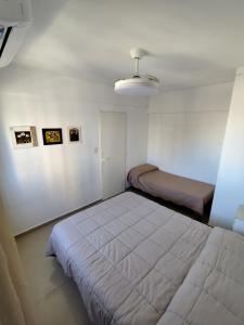 a bedroom with a large bed and a small closet at Depto céntrico de 3 habitaciones y cochera in Rosario