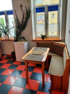 a table and chairs in a room with a floor at Kawalerka w kamienicy in Suwałki
