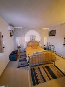 a bedroom with a large bed in a room at La maison des oliviers in Houmt Souk