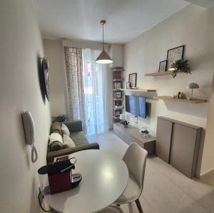 ein Wohnzimmer mit Sofa und Tisch in der Unterkunft Centro casa in Arta + 6 Fotos
