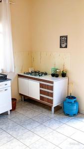a kitchen with a stove top in a room at República Nunes e Silva in Vilhena