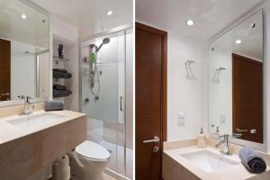 a bathroom with two sinks and a shower and a toilet at Duplex Penthouse Zona Rosa in Mexico City +33 photos