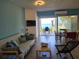 a living room with a couch and a table at Luna del Mare in Ligia
