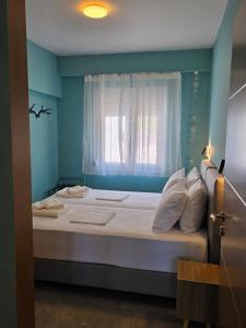 a bedroom with a large bed with a window at Luna del Mare in Ligia
