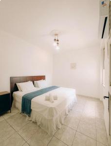 a bedroom with a bed with two towels on it at Apto Amplo e confortável no centro de Salvador in Salvador