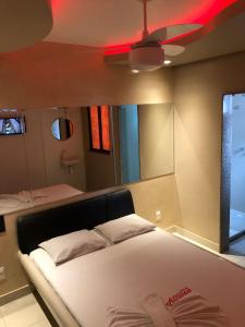 a bedroom with a bed and a ceiling fan at Hotel Alfama Motel in Salvador