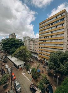 a large building in a city with a parking lot at Apto Amplo e confortável no centro de Salvador in Salvador