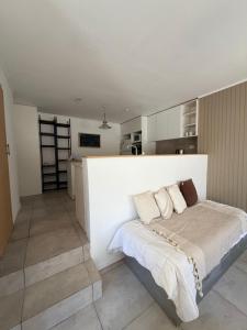 a bedroom with a bed and a kitchen at DUPLEX Parque in Azul
