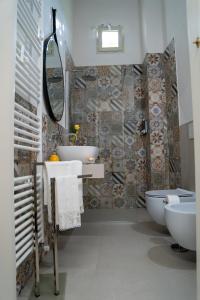 a bathroom with two sinks and two toilets at Dimora Noè e Concettina in Botrugno