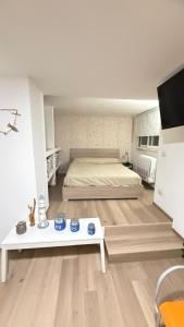 a large bedroom with a bed and a table at Rosu in Triggiano
