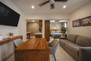 a living room with a couch and a table at Suite Deluxe con piscina privada en Valladolid - Penca Leonor 11 in Valladolid