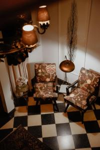 a living room with two chairs and a checkered floor at Atemporal by Andean in Lima